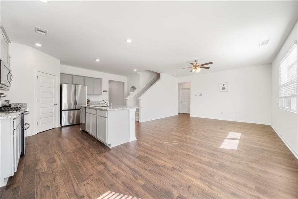 5 bedroom, 3 bathroom, 2,976 sq ft single family residence for sale at 1593 Daisy May Court, Dacula, GA 30019 — photo 7