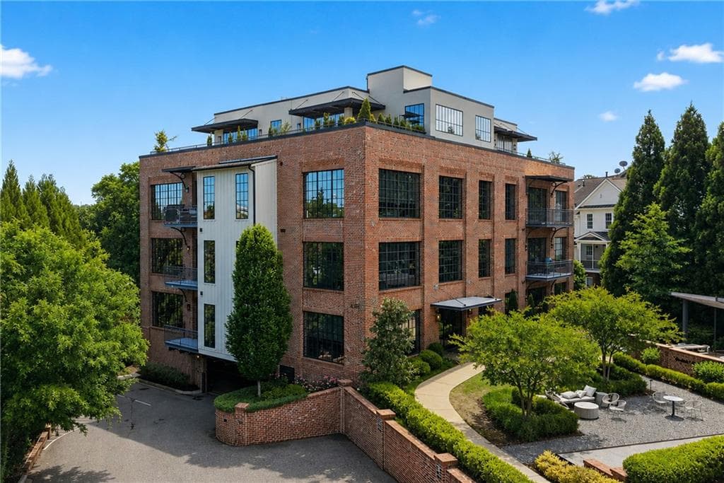 3 bedroom, 4 bathroom, 1,968 sq ft condominium under contract at 220 Vickery Falls Drive, Roswell, GA 30075 — photo 2