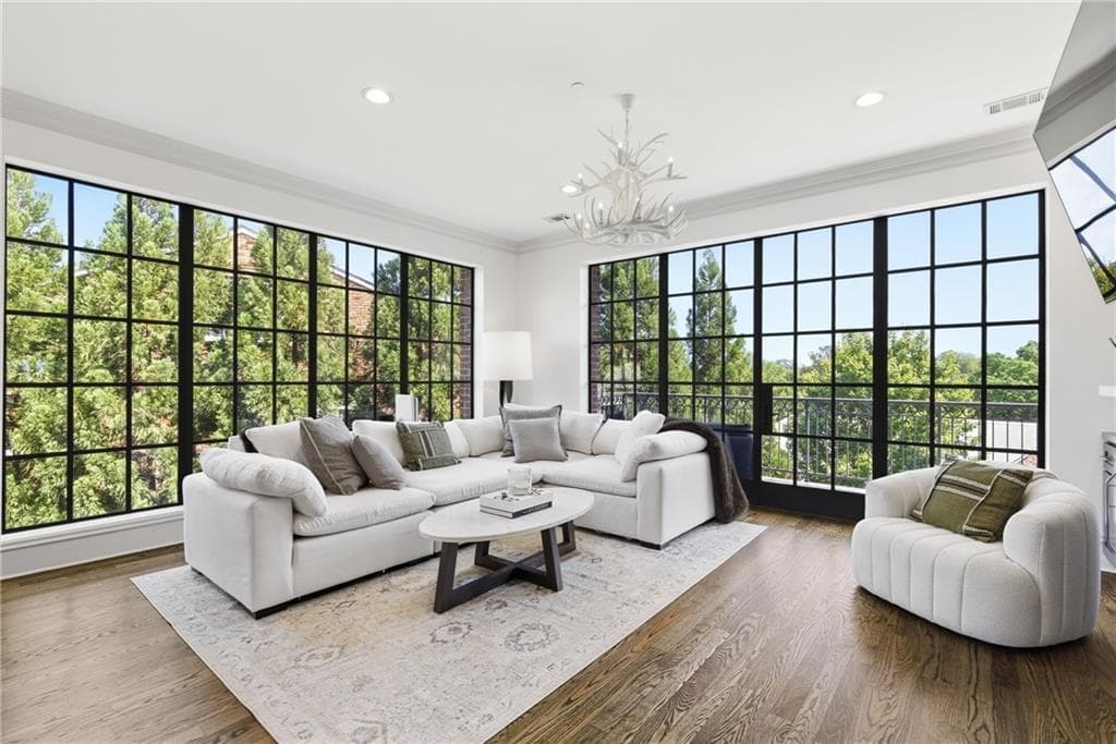 3 bedroom, 4 bathroom, 1,968 sq ft condominium under contract at 220 Vickery Falls Drive, Roswell, GA 30075 — photo 3