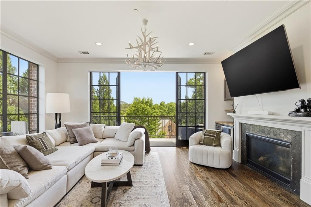 3 bedroom, 4 bathroom, 1,968 sq ft condominium under contract at 220 Vickery Falls Drive, Roswell, GA 30075 — photo 4