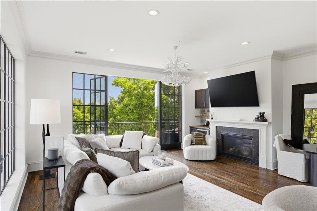 3 bedroom, 4 bathroom, 1,968 sq ft condominium under contract at 220 Vickery Falls Drive, Roswell, GA 30075 — photo 8