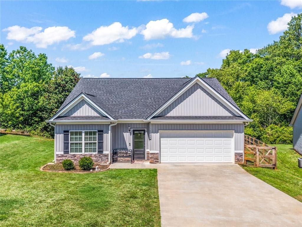 3 bedroom, 2 bathroom, 1,504 sq ft single family residence for sale at 372 Highland Pointe Drive, Alto, GA 30510