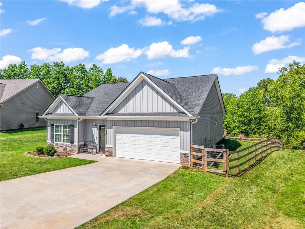 3 bedroom, 2 bathroom, 1,504 sq ft single family residence for sale at 372 Highland Pointe Drive, Alto, GA 30510 — photo 2