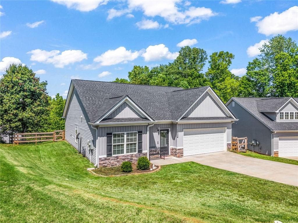 3 bedroom, 2 bathroom, 1,504 sq ft single family residence for sale at 372 Highland Pointe Drive, Alto, GA 30510 — photo 3