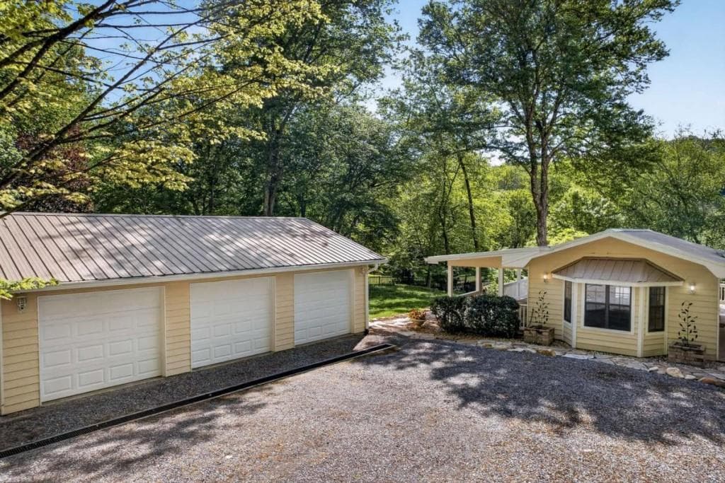 3 bedroom, 3 bathroom, 2,953 sq ft single family residence for sale at 401 Mountain Rivers Road, Mineral Bluff, GA 30559 — photo 7