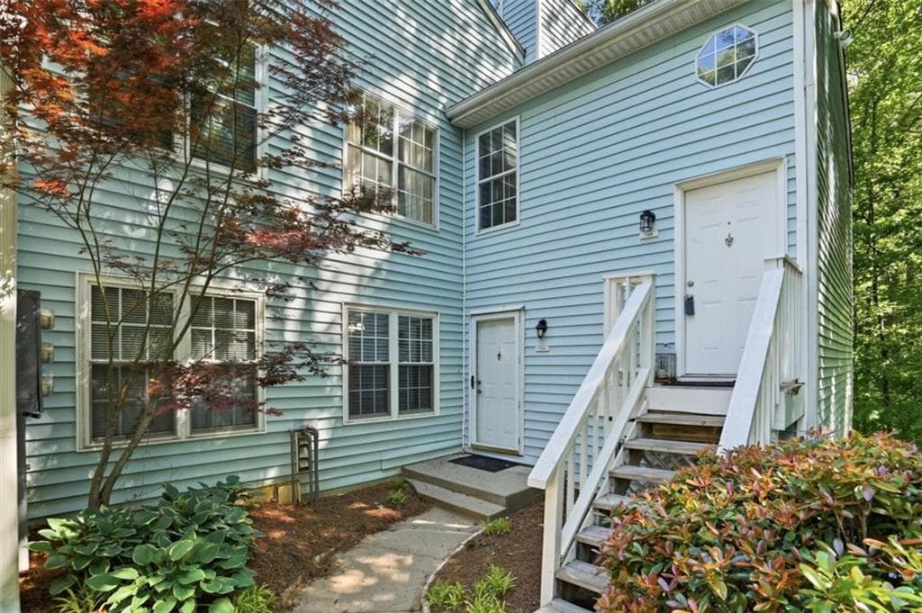 2 bedroom, 2 bathroom, 1,223 sq ft condominium for sale at 704 Glenleaf Drive, Peachtree Corners, GA 30092 — photo 1 of 31
