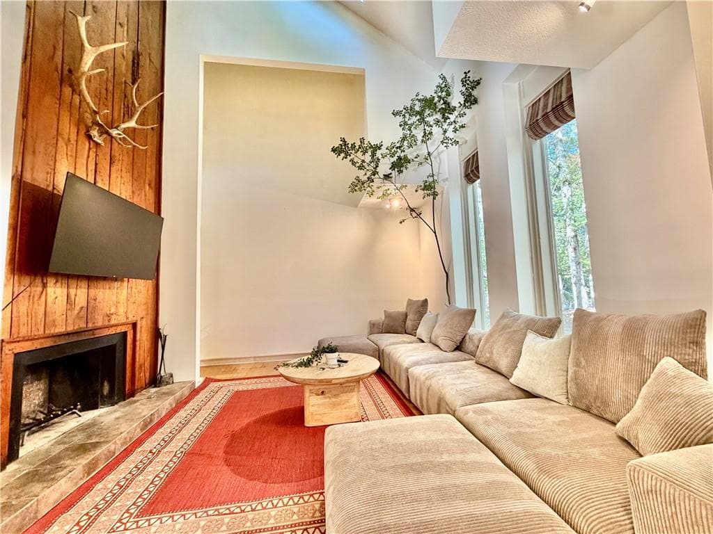 6 bedroom, 4 bathroom, 5,012 sq ft single family residence for sale at 175 River Court Parkway, Atlanta, GA 30328 — photo 2