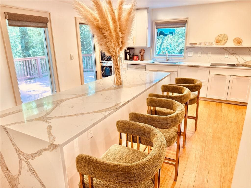 6 bedroom, 4 bathroom, 5,012 sq ft single family residence for sale at 175 River Court Parkway, Atlanta, GA 30328 — photo 7