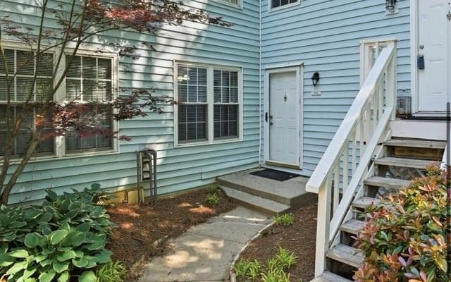 2 bedroom, 2 bathroom, 1,223 sq ft condominium for sale at 704 Glenleaf Drive, Peachtree Corners, GA 30092 — photo 2