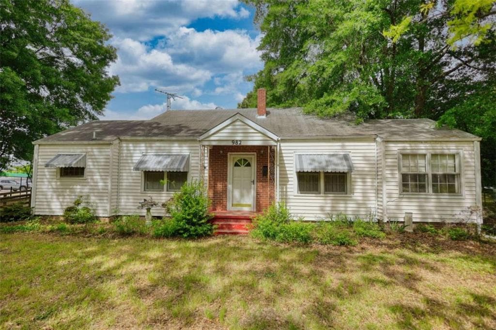 2 bedroom, 1 bathroom, 1,247 sq ft single family residence for sale at 982 Highland Circle, Conyers, GA 30012