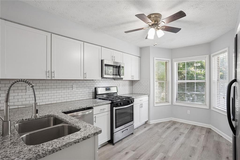 3 bedroom, 2 bathroom, 1,252 sq ft condominium for sale at 6430 Oakleaf Way, Morrow, GA 30260 — photo 2