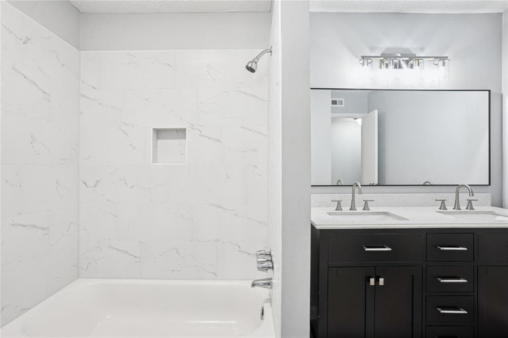 3 bedroom, 2 bathroom, 1,252 sq ft condominium for sale at 6430 Oakleaf Way, Morrow, GA 30260 — photo 3