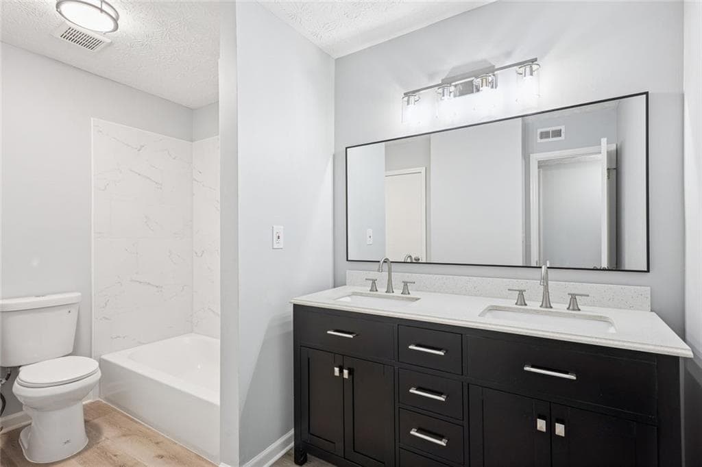 3 bedroom, 2 bathroom, 1,252 sq ft condominium for sale at 6430 Oakleaf Way, Morrow, GA 30260 — photo 4