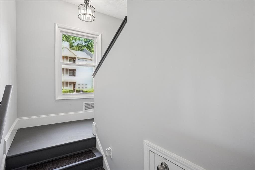 3 bedroom, 2 bathroom, 1,252 sq ft condominium for sale at 6430 Oakleaf Way, Morrow, GA 30260 — photo 7