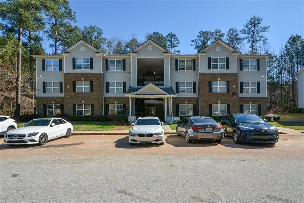3 bedroom, 2 bathroom, 1,292 sq ft condominium under contract at 8304 Fairington Village Drive 8304, Lithonia, GA 30038 — photo 2