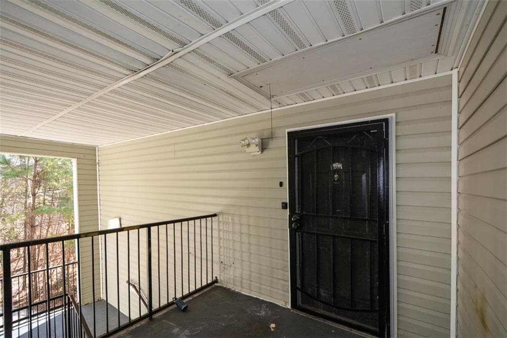 3 bedroom, 2 bathroom, 1,292 sq ft condominium under contract at 8304 Fairington Village Drive 8304, Lithonia, GA 30038 — photo 3
