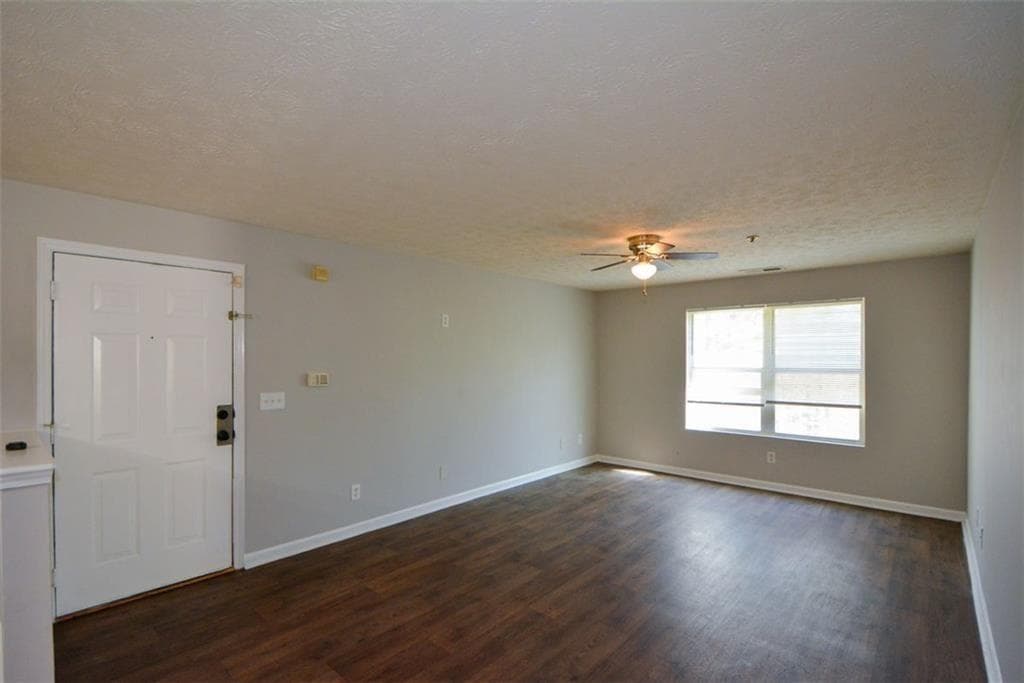 3 bedroom, 2 bathroom, 1,292 sq ft condominium under contract at 8304 Fairington Village Drive 8304, Lithonia, GA 30038 — photo 6