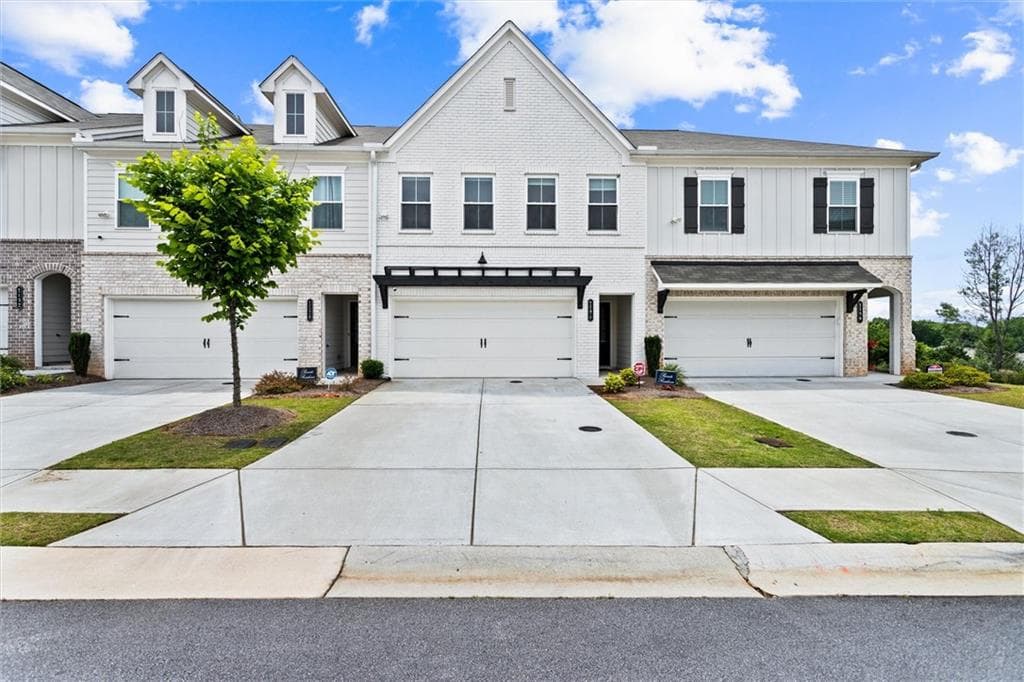 3 bedroom, 3 bathroom, 1,898 sq ft townhouse for sale at 1124 Mornington Way, Marietta, GA 30008