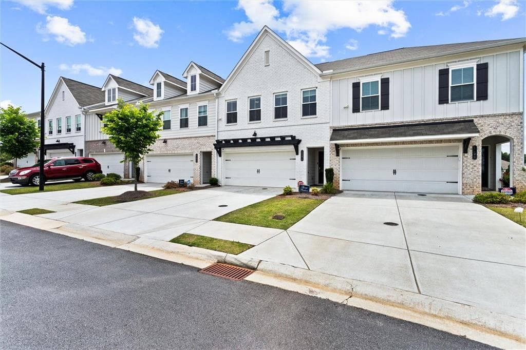 3 bedroom, 3 bathroom, 1,898 sq ft townhouse for sale at 1124 Mornington Way, Marietta, GA 30008 — photo 2