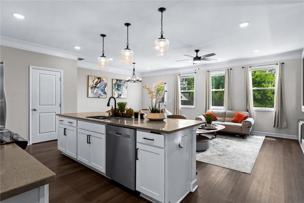 3 bedroom, 3 bathroom, 1,898 sq ft townhouse for sale at 1124 Mornington Way, Marietta, GA 30008 — photo 7