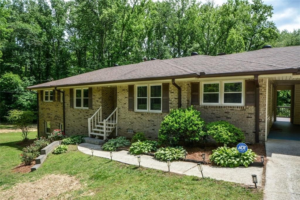 3 bedroom, 2 bathroom, 2,086 sq ft single family residence for sale at 5851 Wills Orchard Road, Cumming, GA 30040 — photo 6