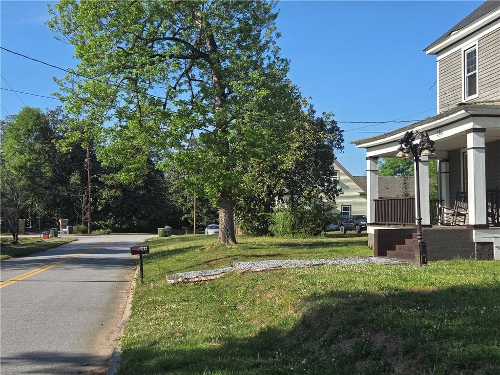 4 bedroom, 3 bathroom, 3,872 sq ft single family residence for sale at 246 Newnan Street, Franklin, GA 30217 — photo 4
