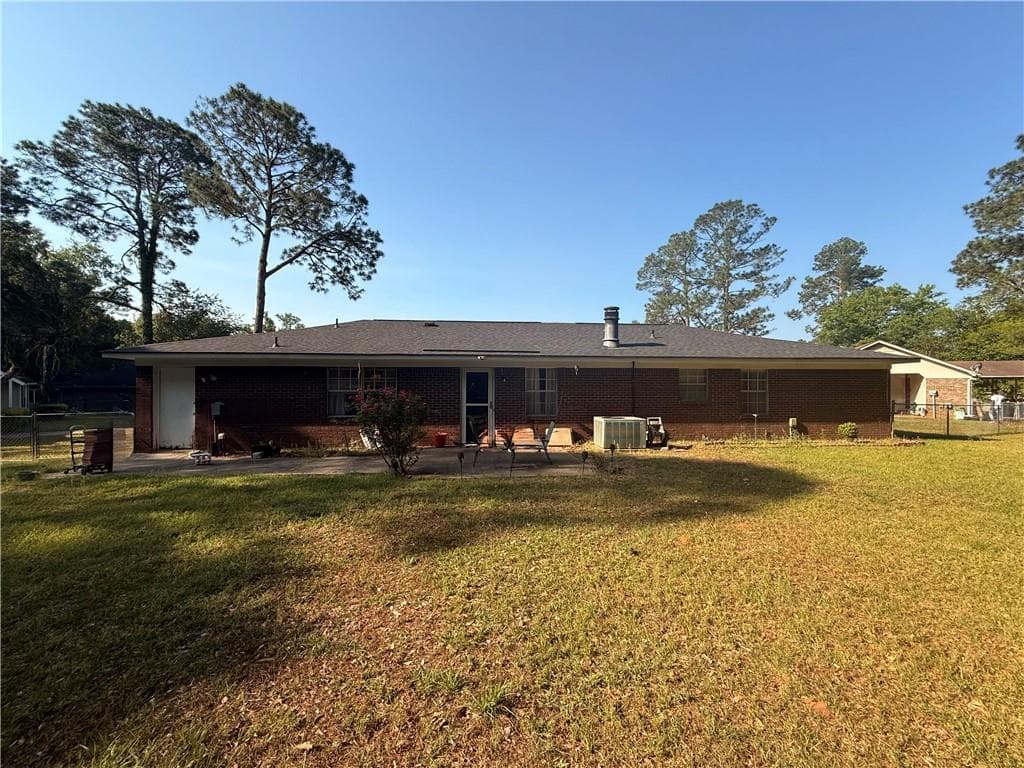 3 bedroom, 2 bathroom, 1,595 sq ft single family residence under contract at 306 Ash Court, Albany, GA 31705 — photo 6