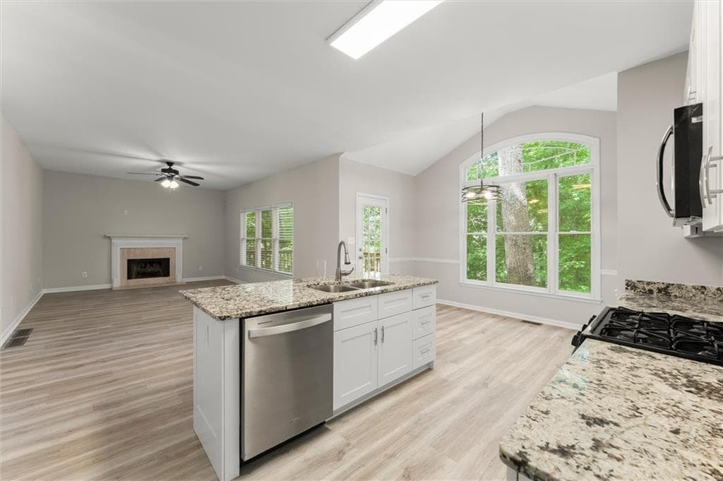 5 bedroom, 4 bathroom, 3,710 sq ft single family residence under contract at 4555 Alaspair Lane, Acworth, GA 30101 — photo 2
