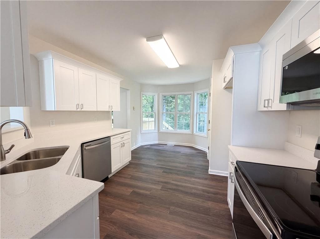 4 bedroom, 3 bathroom, 1,958 sq ft single family residence under contract at 6158 Autumn View Cove, Acworth, GA 30101 — photo 2