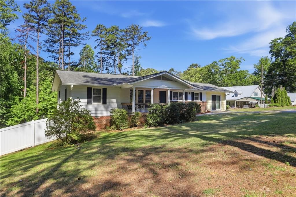 4 bedroom, 2 bathroom, 1,948 sq ft single family residence for sale at 418 Church Street, Bremen, GA 30110 — photo 3