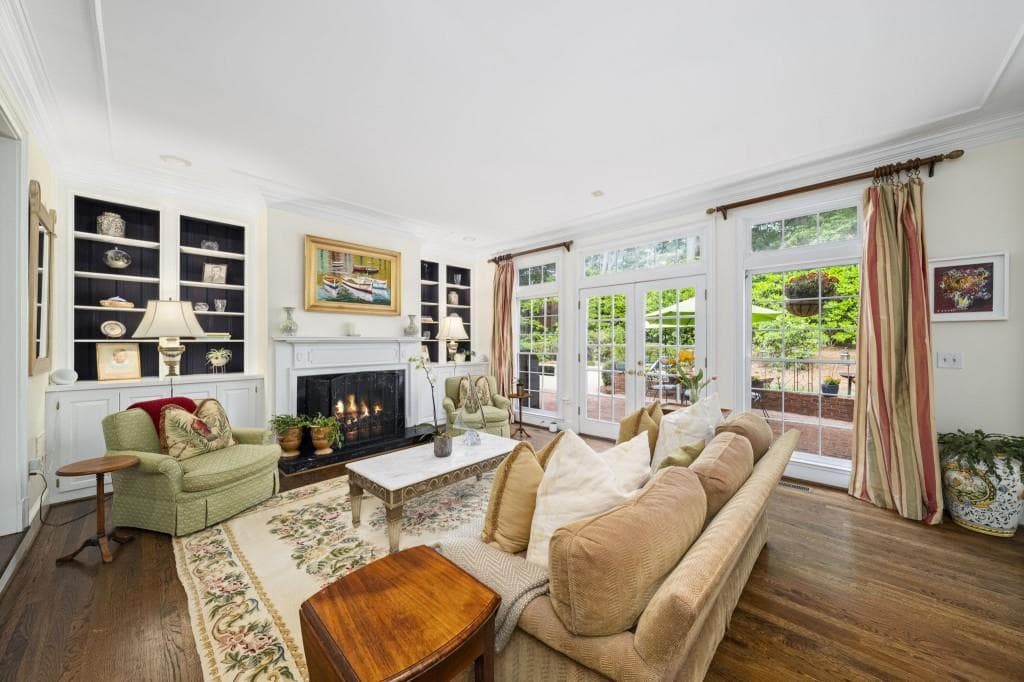 5 bedroom, 6 bathroom, 4,705 sq ft single family residence under contract at 9100 Huntcliff Trace, Sandy Springs, GA 30350 — photo 4