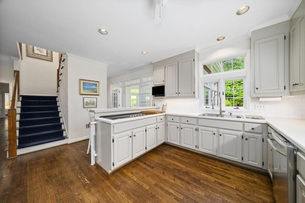 5 bedroom, 6 bathroom, 4,705 sq ft single family residence under contract at 9100 Huntcliff Trace, Sandy Springs, GA 30350 — photo 5