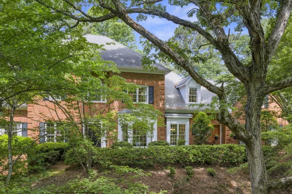 5 bedroom, 6 bathroom, 4,705 sq ft single family residence under contract at 9100 Huntcliff Trace, Sandy Springs, GA 30350 — photo 3