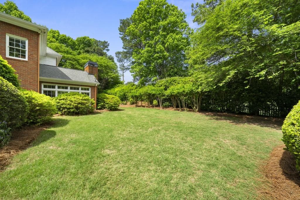 5 bedroom, 6 bathroom, 4,705 sq ft single family residence under contract at 9100 Huntcliff Trace, Sandy Springs, GA 30350 — photo 7