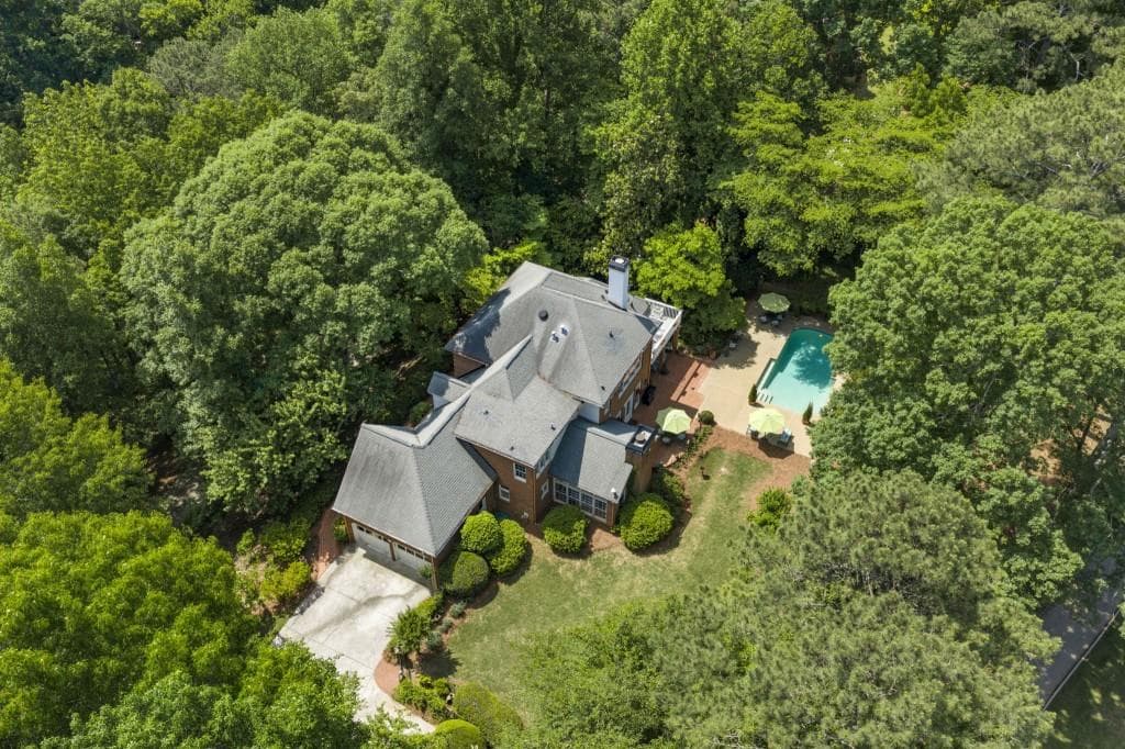 5 bedroom, 6 bathroom, 4,705 sq ft single family residence under contract at 9100 Huntcliff Trace, Sandy Springs, GA 30350 — photo 2
