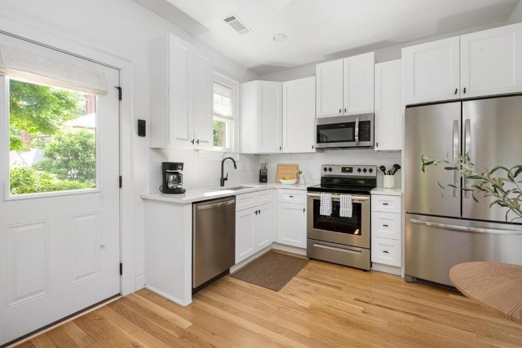 1 bedroom, 1 bathroom, 650 sq ft other for rent at 1054 Euclid Avenue CH, Atlanta, GA 30307 for $2,700 a month — photo 9