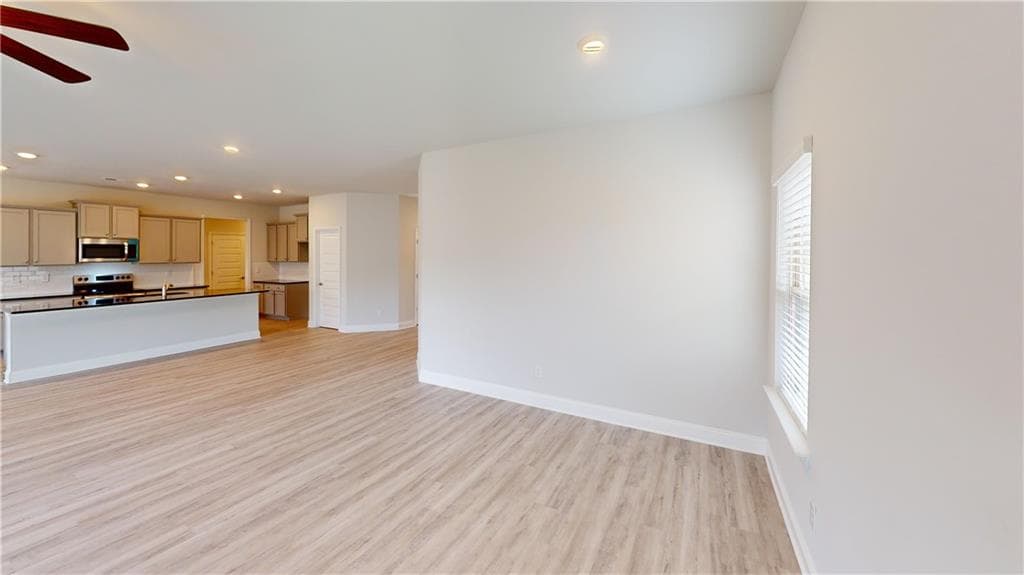 4 bedroom, 3 bathroom, 2,421 sq ft single family residence for sale at 1027 Holliday Pass, Griffin, GA 30223 — photo 4