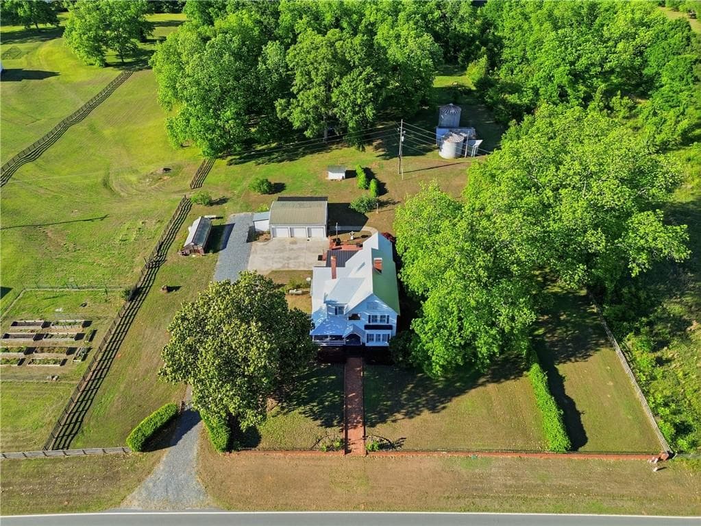 3 bedroom, 3 bathroom, 3,498 sq ft single family residence sold at 880 Johnstonville Road, Barnesville, GA 30204