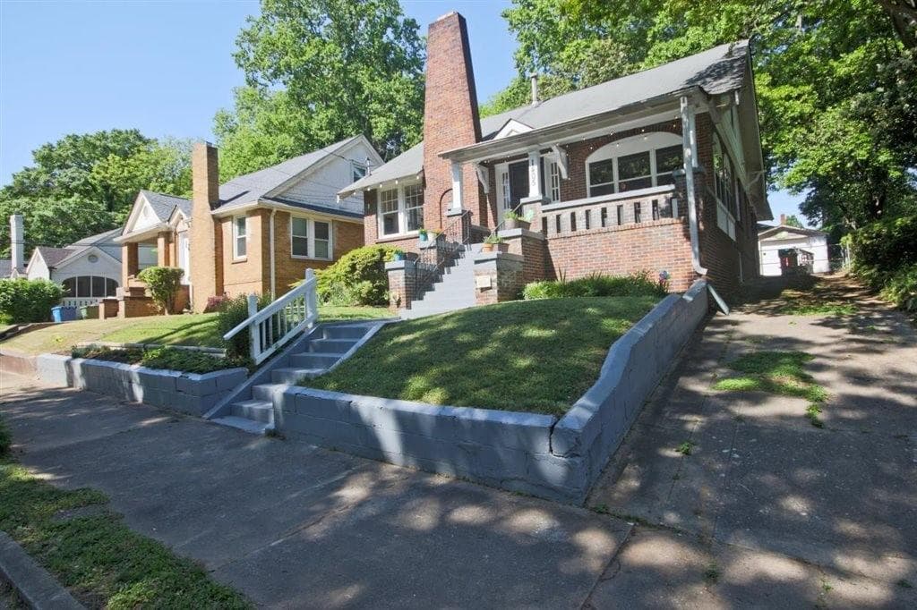 5 bedroom, 2 bathroom, 1,879 sq ft single family residence under contract at 1405 Hartford Avenue, Atlanta, GA 30310 — photo 2