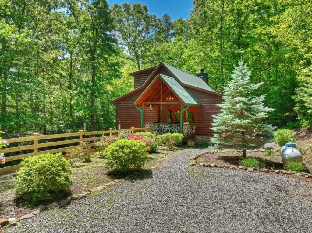 3 bedroom, 3 bathroom, 2,080 sq ft single family residence for sale at 101 Overlook Road, Blue Ridge, GA 30513