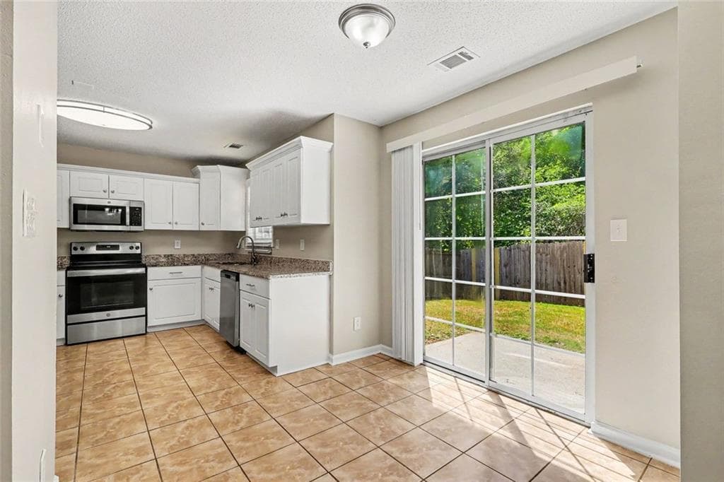 3 bedroom, 3 bathroom, 1,656 sq ft single family residence under contract at 4489 Chestnut Lake Avenue, Lithonia, GA 30038 — photo 7