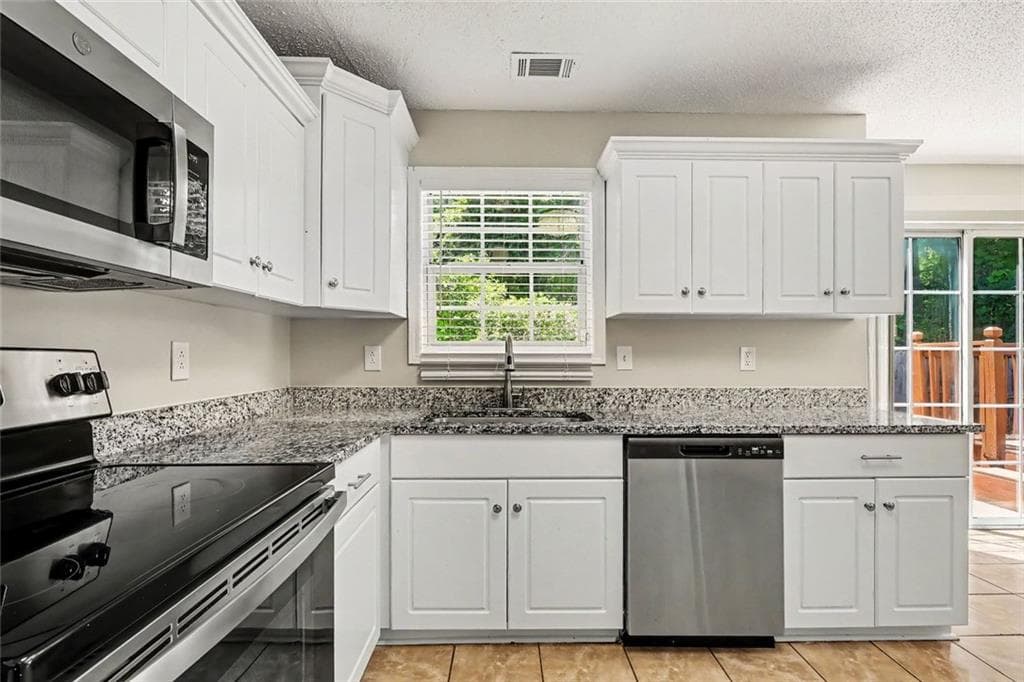 3 bedroom, 3 bathroom, 1,656 sq ft single family residence under contract at 4489 Chestnut Lake Avenue, Lithonia, GA 30038 — photo 9