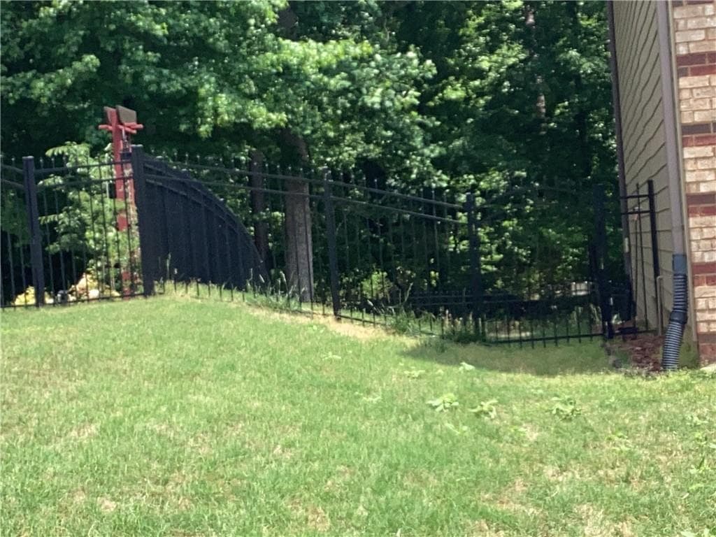 4 bedroom, 3 bathroom, 3,444 sq ft single family residence under contract at 4206 W Flat Rock Drive, Lithonia, GA 30038 — photo 3