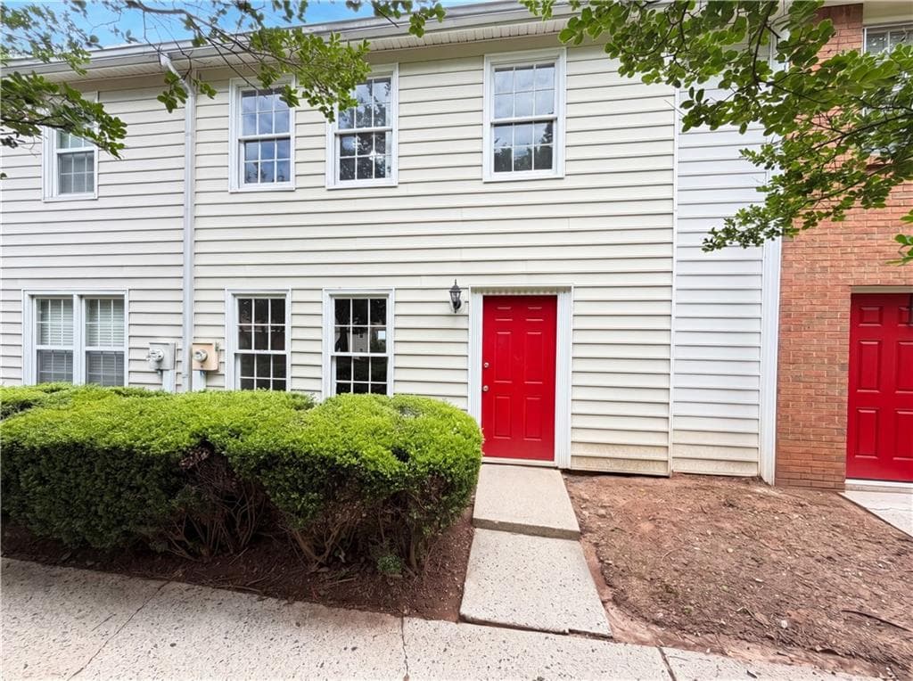 2 bedroom, 3 bathroom, 1,240 sq ft townhouse for sale at 237 Chads Ford Way, Roswell, GA 30076