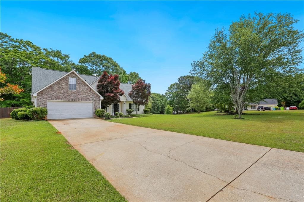 5 bedroom, 3 bathroom, 2,273 sq ft single family residence for sale at 1300 Sunflower Court, Locust Grove, GA 30248 — photo 2