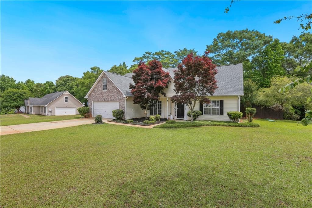 5 bedroom, 3 bathroom, 2,273 sq ft single family residence for sale at 1300 Sunflower Court, Locust Grove, GA 30248 — photo 3