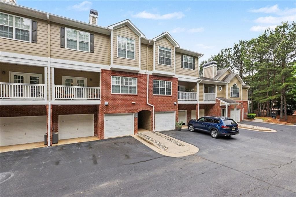 2 bedroom, 3 bathroom, 1,379 sq ft townhouse for sale at 6115 Woodland Lane, Alpharetta, GA 30009 — photo 2