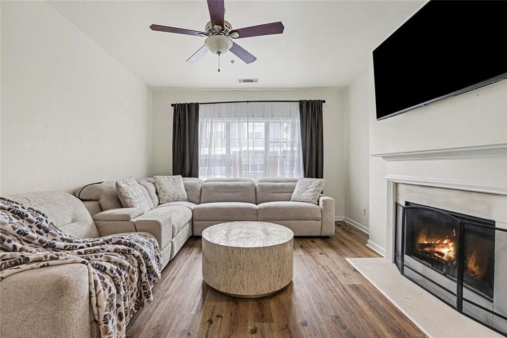 2 bedroom, 3 bathroom, 1,379 sq ft townhouse for sale at 6115 Woodland Lane, Alpharetta, GA 30009 — photo 4