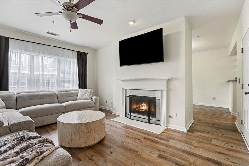 2 bedroom, 3 bathroom, 1,379 sq ft townhouse for sale at 6115 Woodland Lane, Alpharetta, GA 30009 — photo 5