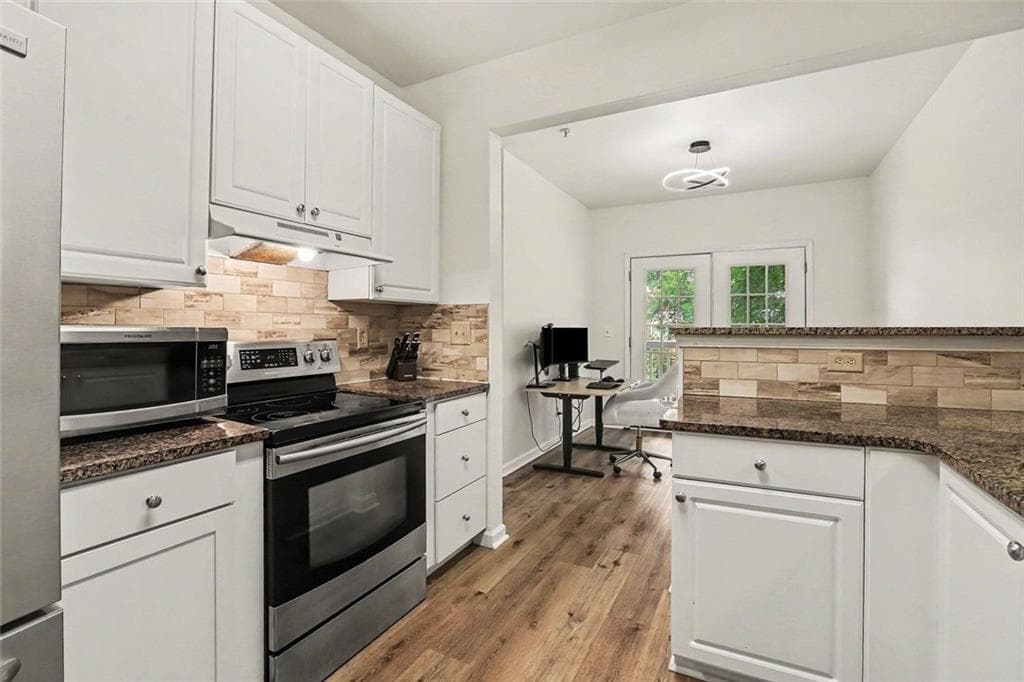 2 bedroom, 3 bathroom, 1,379 sq ft townhouse for sale at 6115 Woodland Lane, Alpharetta, GA 30009 — photo 7